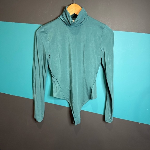 Lululemon Athletica Green Long Sleeve Fitted Bodysuit size small ultra soft Nulu - Picture 2 of 10